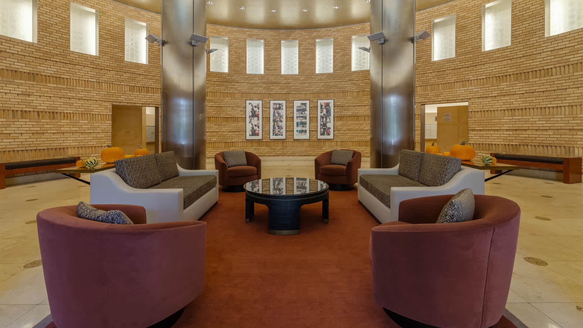 http://media.equityapartments.com/images/q_50/f_auto/fl_lossy/4103-101/101-West-End-Apartments-Lobby