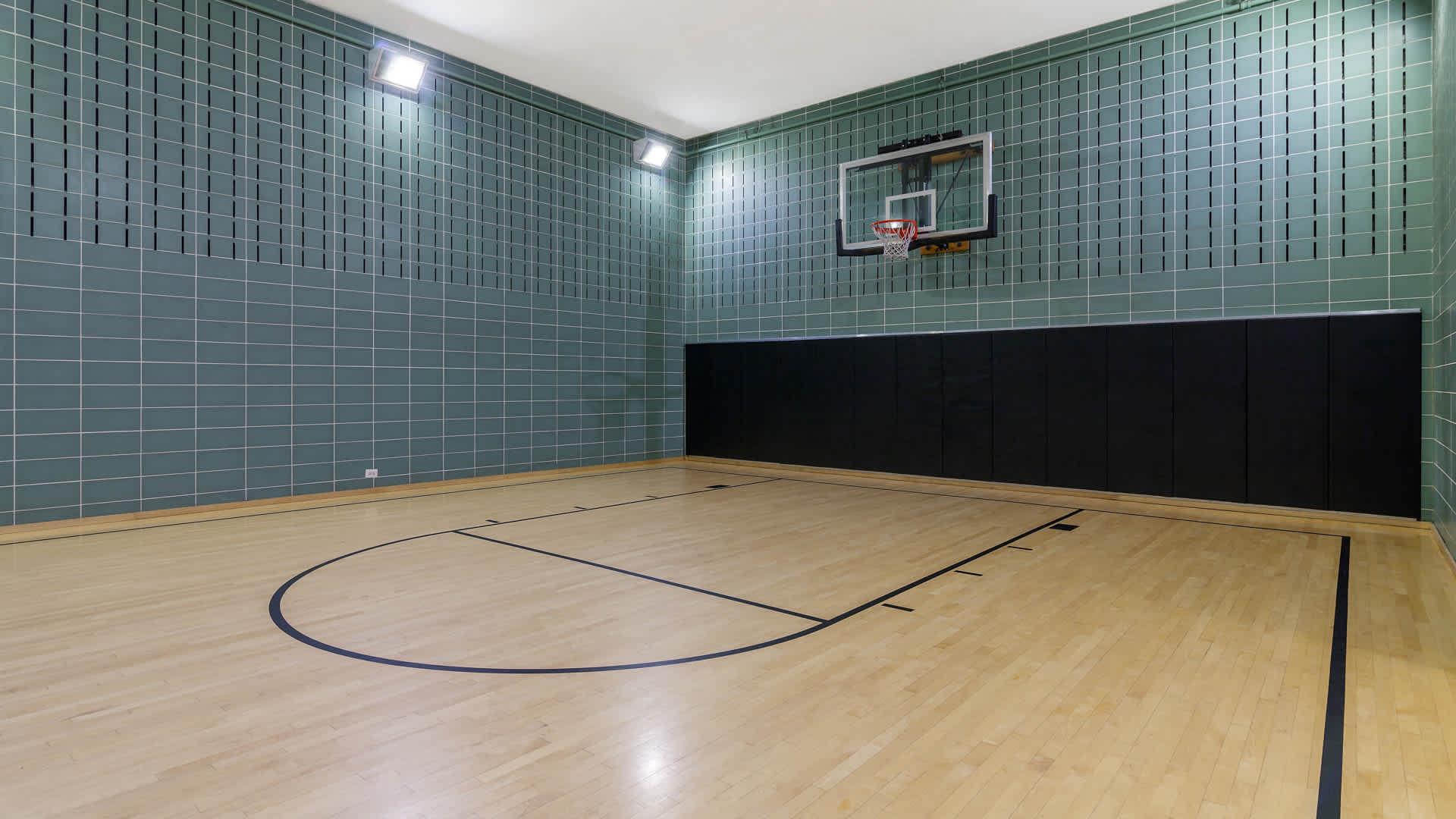 http://media.equityapartments.com/images/q_50/f_auto/fl_lossy/4103-115/101-West-End-Apartments-Basketball-Court