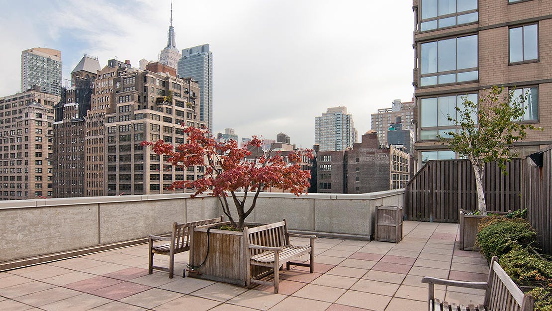 https://cdn.tfc.com/marketing/files/residential/200WA1/1110x625/200-W-26th-St-Chelsea-Centro-Roof-Deck.jpg