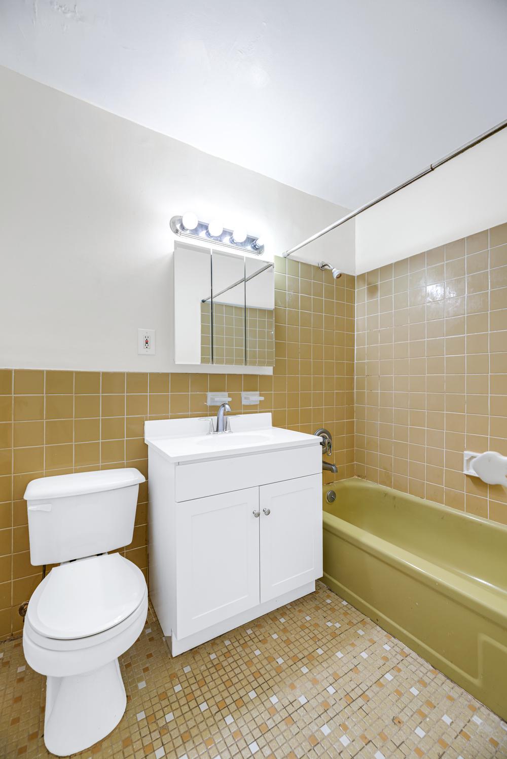 https://harlington.com/_data/spaces/170904/photos/5.%20Bathroom.jpg