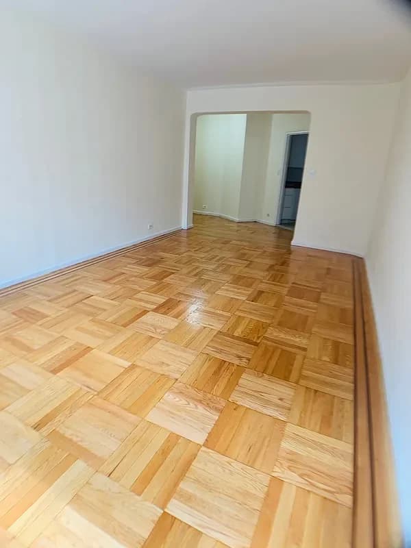 10 Hillside Avenue #2L, Manhattan, NY 10040 apartment_living_room 1