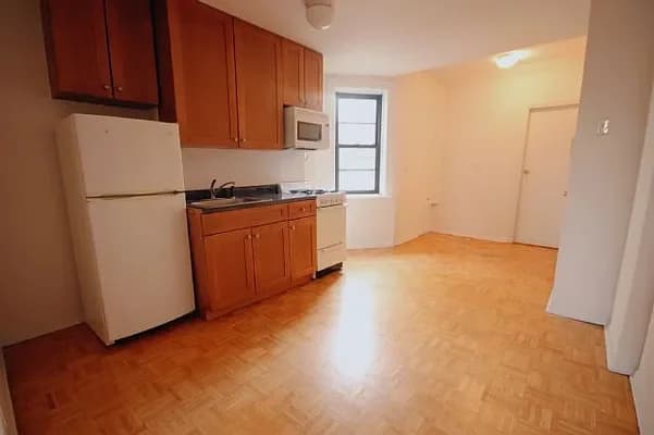 23 Jones Street #15, Manhattan, NY 10014 apartment_living_room 1