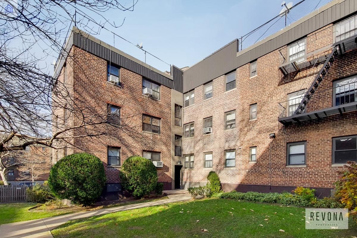 18-24 21 Avenue #3e, Queens, NY 11105 100