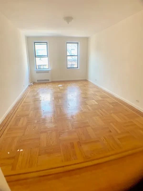 10 Hillside Avenue #4P, Manhattan, NY 10040 apartment_living_room 1