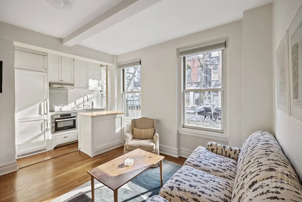 325 West 45 Street #311, Manhattan, NY 10036 1