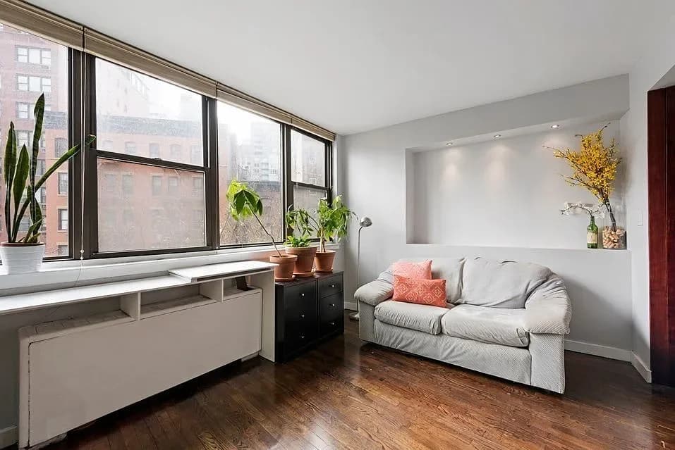 225 East 36 Street #3-K, Manhattan, NY 10016 apartment_living_room 1