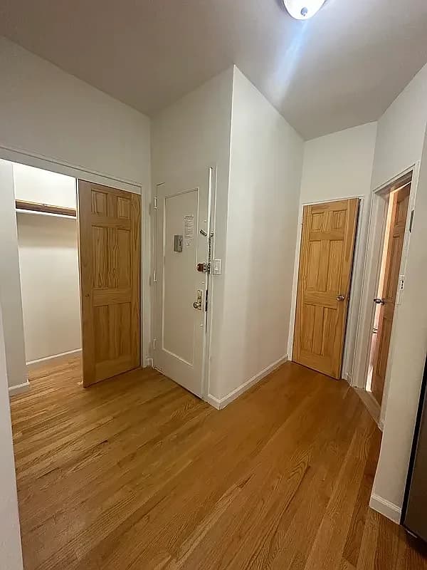 132 East 45 Street #3I, Manhattan, NY 10017 apartment_living_room 1