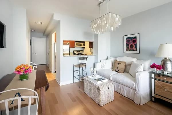 211 North End Avenue #14E, Manhattan, NY 10282 apartment_living_room 1