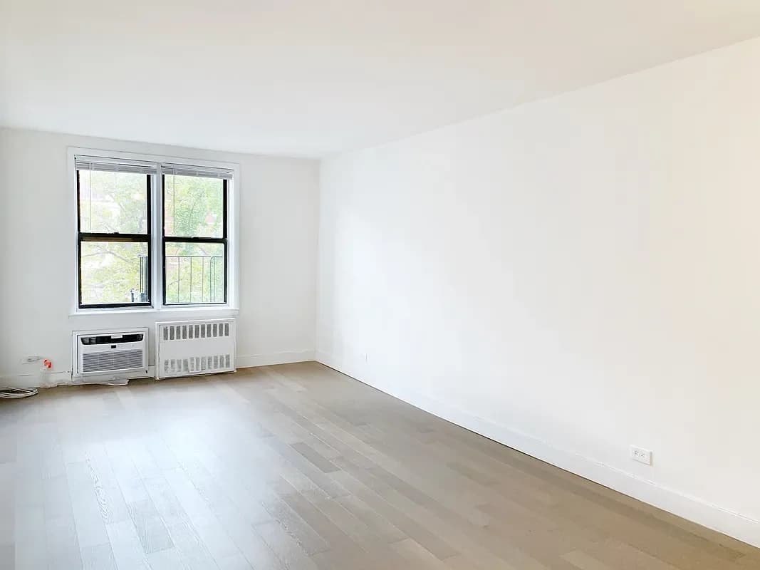 315 East 21 Street #2H, Manhattan, NY 10010 apartment_living_room 1