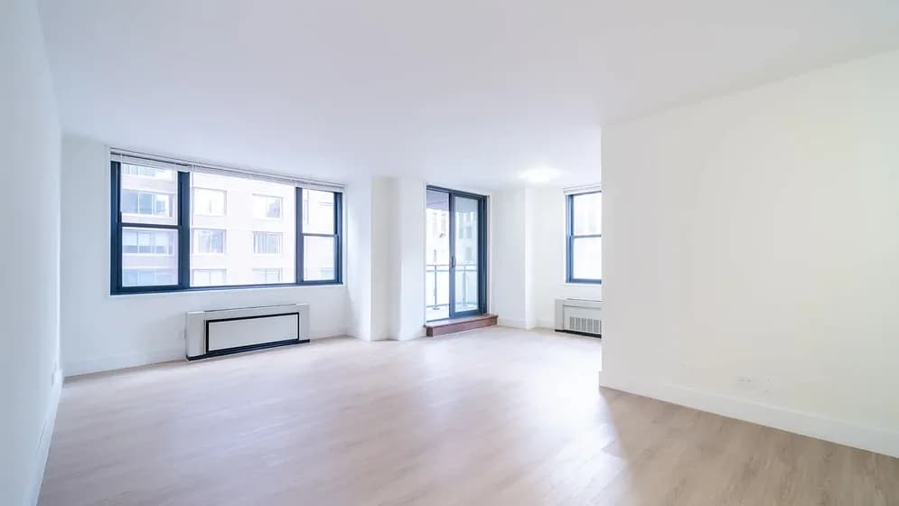 245 East 40 Street #33A, Manhattan, NY 10017 apartment_living_room 1