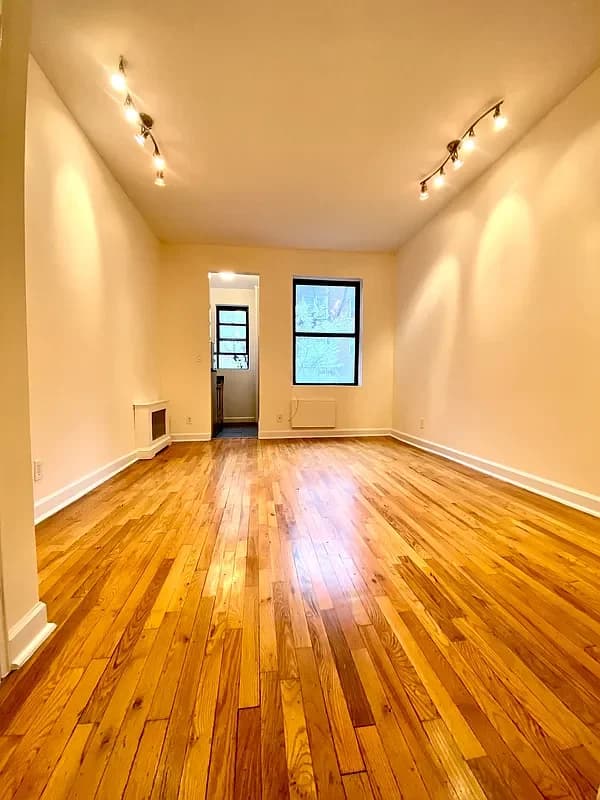 527 East 88 Street #2D, Manhattan, NY 10128 apartment_living_room 1
