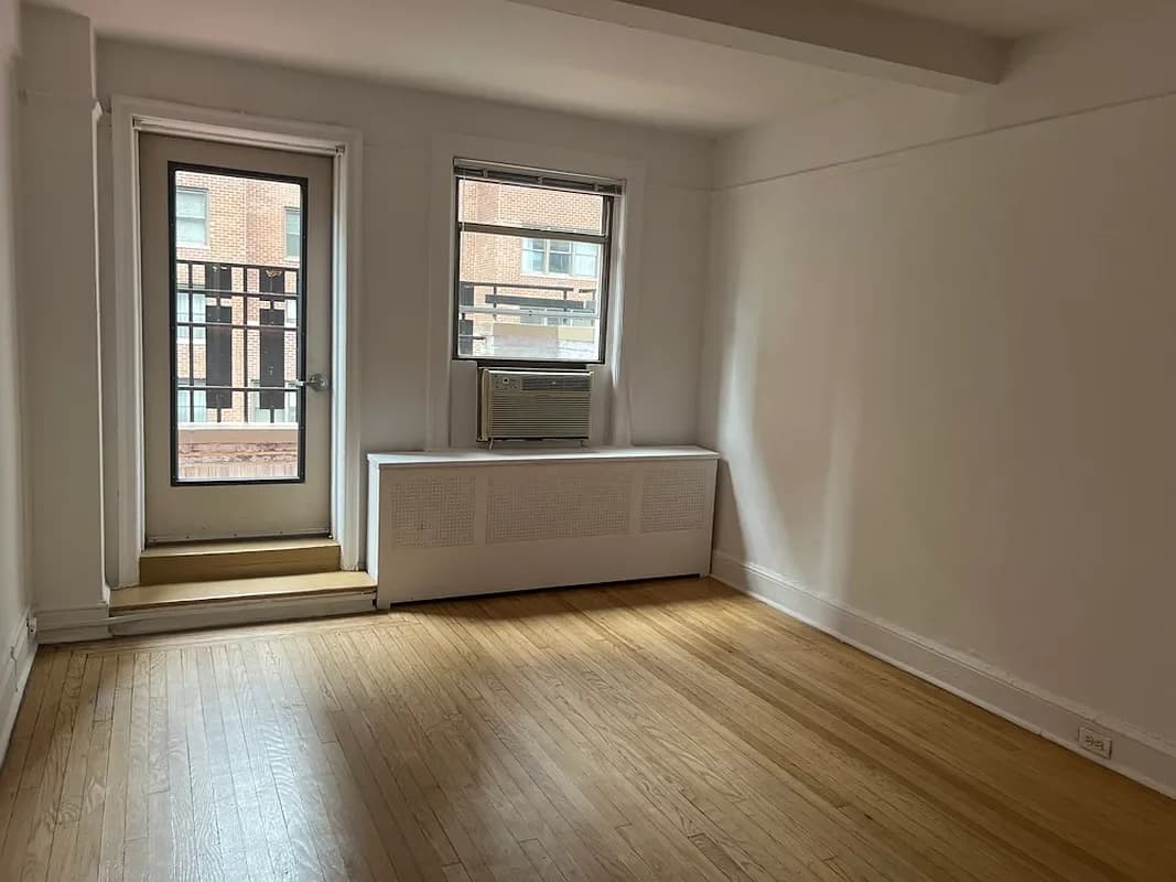 150 East 39 Street #1107, Manhattan, NY 10016 apartment_living_room 1