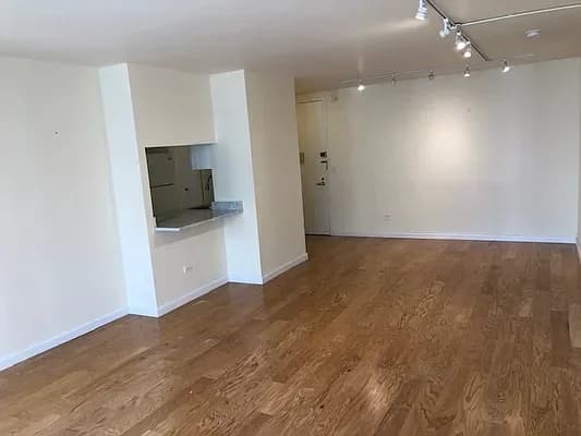 155 West 70 Street #7-E, Manhattan, NY 10023 apartment_living_room 1