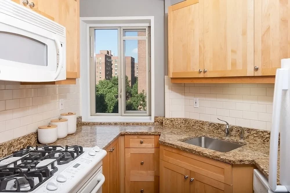 Complex: StuyTown 647 East 14 Street #06-B, Manhattan, NY 10009 apartment_kitchen 1